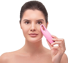 Масажер для шкіри навколо очей - Foreo Iris Illuminating Eye Massager, Petal Pink — фото N4