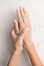 ПОДАРОК! Питательный крем для рук с нишевим ароматом - Sister's Aroma Smart Hand Cream  — фото N7