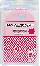 Оксамитова рукавичка для нанесення автозасмаги - Skinny Tan Pink Velvet Tanning Mitt — фото N2