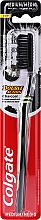 Парфумерія, косметика Зубна щітка середньої жорсткості "Деревне вугілля", чорно-салатова - Colgate Double Action Charcoal Medium Toothbrush
