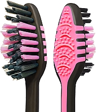 Зубная щетка "Зигзаг с древесным углем", средняя, черно-розовая - Colgate — фото N4