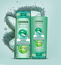 Укрепляющий шампунь для нормальных волос "Алоэ Аква Бомба" с растительным глицерином и алоэ - Garnier Fructis — фото N4