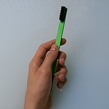Зубна щітка мягкої жорсткості, лаймова з чорним матовим ковпачком - Apriori — фото N8