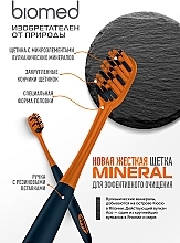 Зубна щітка з вулканічними мінералами, жорстка, синя - Biomed Mineral Hard — фото N3