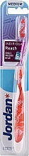 Зубная щетка средней жесткости, с защитным колпачком, белая с красно-розовым рисунком - Jordan Individual Reach Toothbrush — фото N1