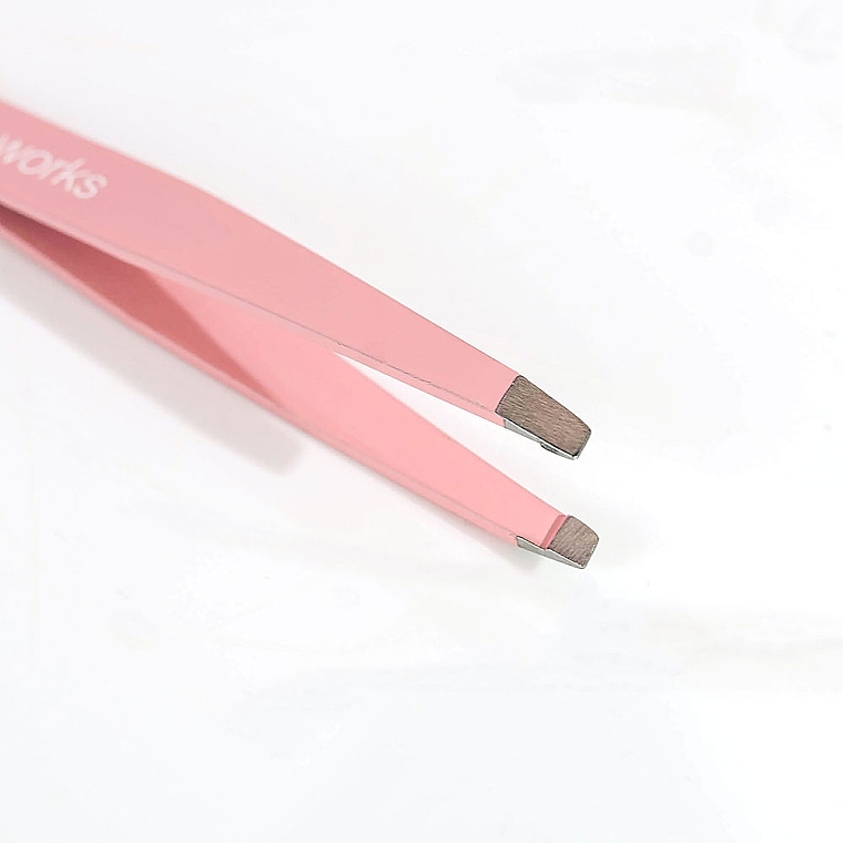 Пинцет со скошенным краем, розовый - Brushworks Precision Slanted Tweezers — фото N4