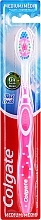 Зубна щітка середньої жорсткості, рожева - Colgate Max Fresh Medium — фото N1