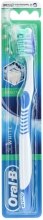 Духи, Парфюмерия, косметика Зубная щетка "Свежесть" средней жесткости 40, синяя - Oral-B 3d White