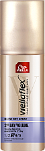 Лак для волос "Объем до двух дней" экстра-сильной фиксации - Wella Wellaflex 2-Days-Volume  — фото N3