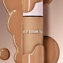 Стойкая база под макияж - Kylie Cosmetics Power Plush Longwear Foundation — фото N4