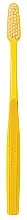 Парфумерія, косметика Зубна щітка з жорсткою щетиною "Класік", жовта - Jordan Classic Hard Toothbrush