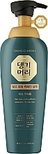 Шампунь от выпадения волос с кофеином для жирной кожи головы - Daeng Gi Meo Ri Hair Loss Care Caffein Shampoo For Oily Hair — фото N1