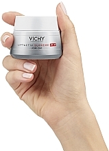 Засіб тривалої дії: корекція зморшок та пружність шкіри, антивіковий крем з сонцезахисним фактором SPF30, для всіх типів шкіри - Vichy Liftactiv Supreme Day Cream SPF30 For All Skin Types — фото N14