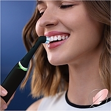 Насадки для электрической зубной щетки, черные, 4 шт. - Oral-B iO Gentle Care — фото N6
