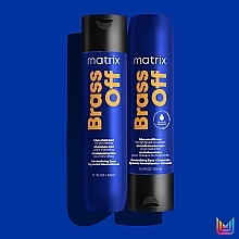 Шампунь для нейтралізації небажаних мідних напівтонів волосся відтінків шатен та темний блонд - Matrix Brass Off Shampoo — фото N8