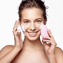 Очищающая щетка и антивозрастной массажер для нормальной кожи лица - Foreo Luna 2 Anti-Ageing and Facial Cleansing Brush for Normal Skin — фото N5
