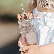 Скляна пляшка для води з рожевим кварцом і трубочкою, 400 мл - Crystallove Glass Water Bottle with Pink Quartz and Straw — фото N3