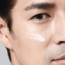 Увлажняющий и тонизирующий флюид для лица - Shiseido Men Energizing Moisturizer Extra Light Fluid — фото N4