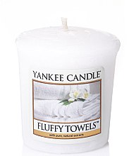 Духи, Парфюмерия, косметика Ароматическая свеча "Пушистые полотенца" - Yankee Candle Scented Votive Fluffy Towels