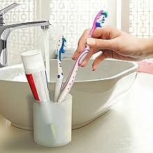Зубная щетка "Отбеливающая" с полировочной звездочкой, мягкая, розовая - Colgate Max White — фото N4