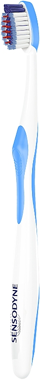 Зубная щётка "Чувствительность зубов и защита десен", голубая - Sensodyne Sensitivity & Gum Soft Toothbrush — фото N2