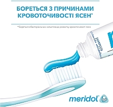 Зубная щетка мягкая, бело-бирюзовая, 2шт. - Meridol Gum Protection Soft Toothbrush — фото N5