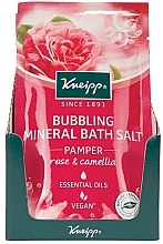 Духи, Парфюмерия, косметика Соль для ванны с розой и камелией - Kneipp Bubbling Mineral Bath Salt Pamper Rose & Camellia