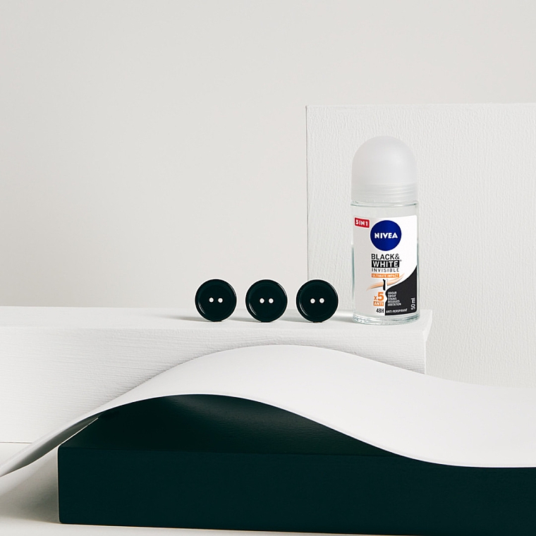 Дезодорант кульковий антиперспірант 5в1 - NIVEA Black & White Invisible Ultimate Impact 5in1 Roll-On — фото N2