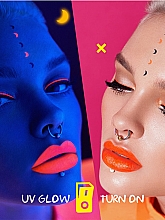 Підводка-штамп для обличчя й тіла, яка світиться - 7 Days Extremely Chick UVglow Neon Liner & Stamp — фото N4