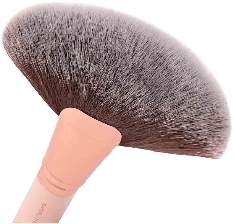 Кисть для хайлайтера, E210, нюд - Luvia Cosmetics Prime Fan Brush Nude — фото N2