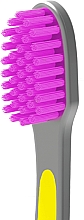 Ультрамягкая зубная щетка для эффективной чистки зубов, желтая - Colgate — фото N6